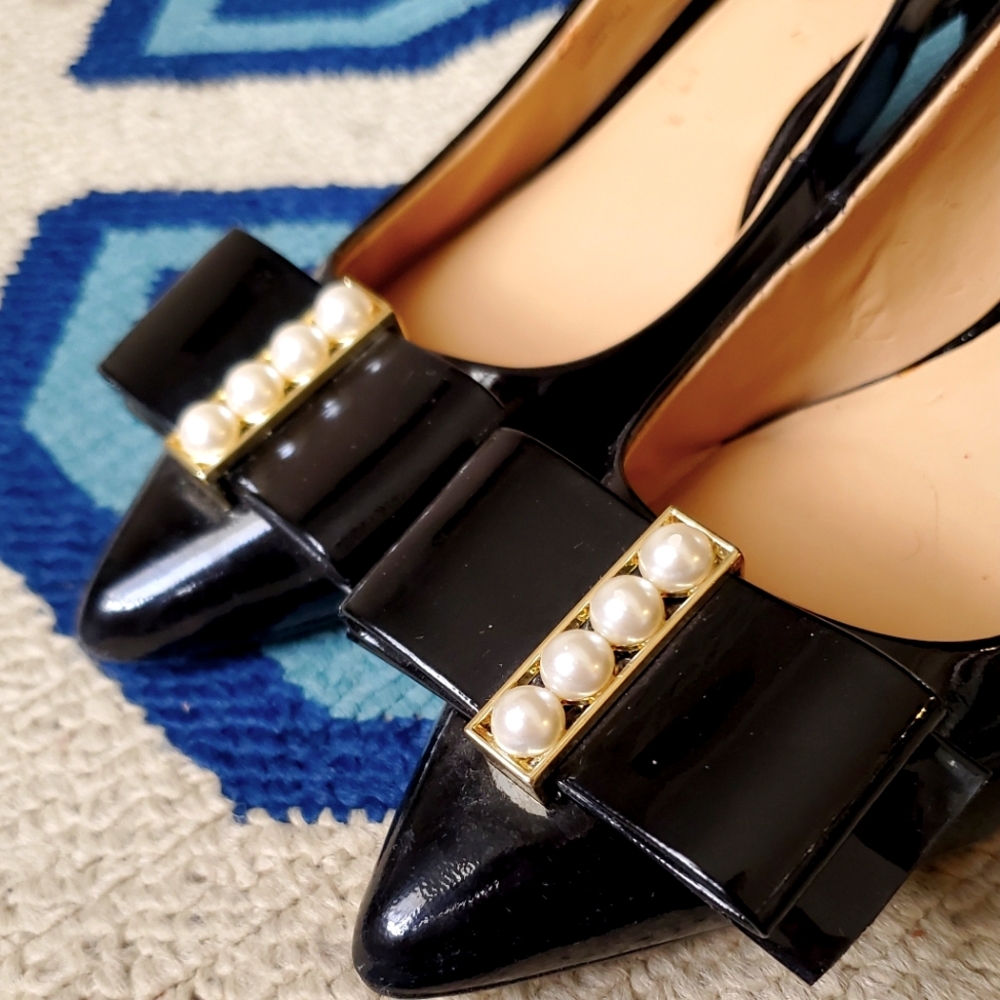 ISAAC Mizrahi  black  pearl bow slingback kitten heels. Darling!